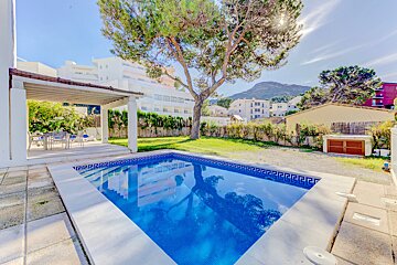 A swimming pool with a greek key pattern on it