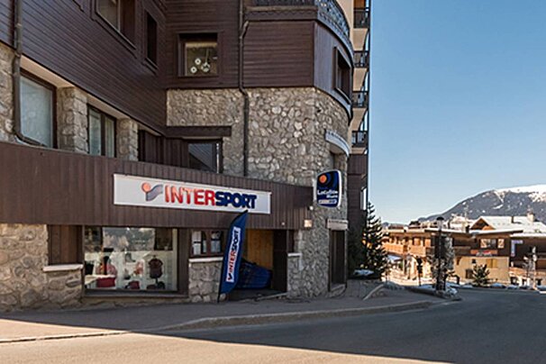 A building with a sign that says intersport on it