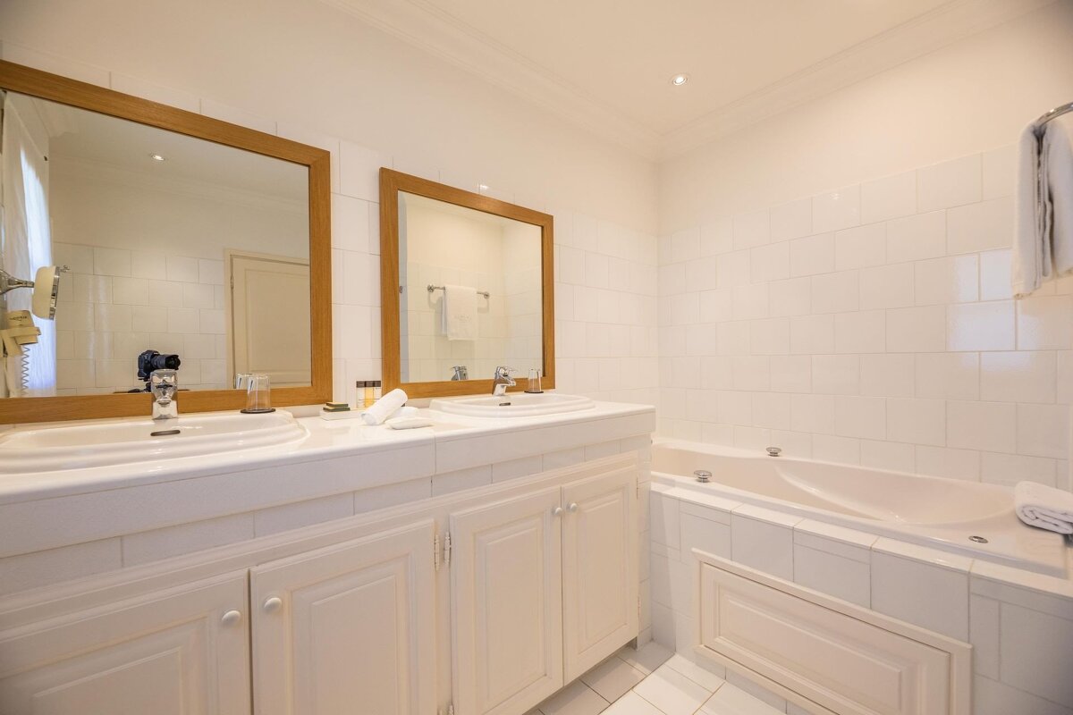 A bathroom with two sinks and a bathtub