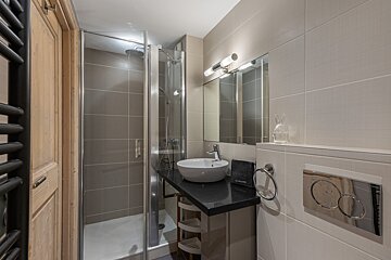 A bathroom with a sink and a mirror that says l' amour