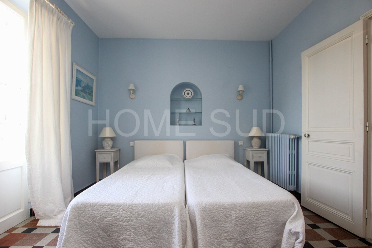 A bedroom with two beds and a sign that says home sud