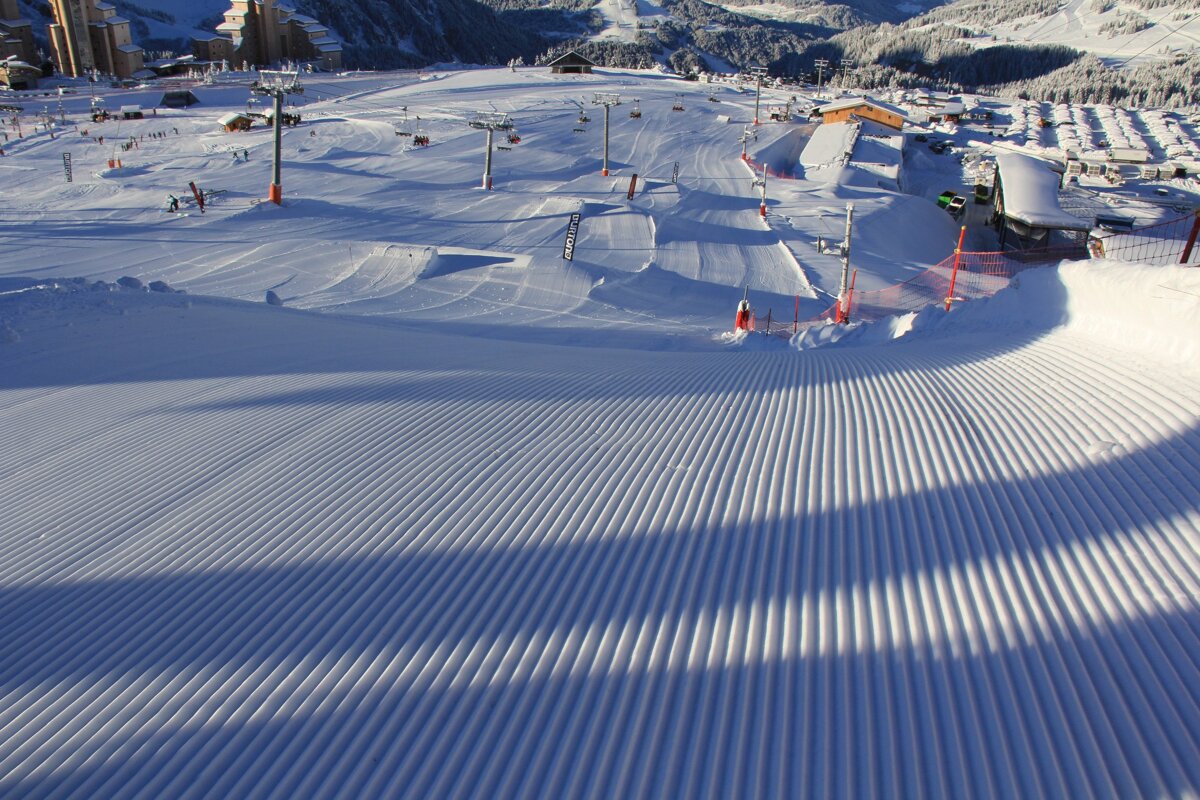 A ski slope with a sign that says ' salomon ' on it