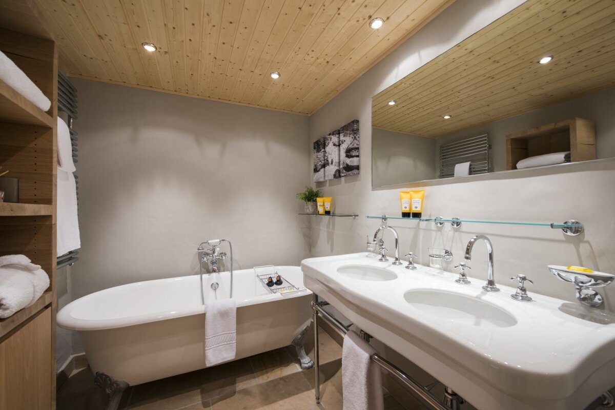 A bathroom with two sinks and a bathtub