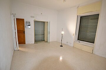 An empty room with a sign on the wall that says exit