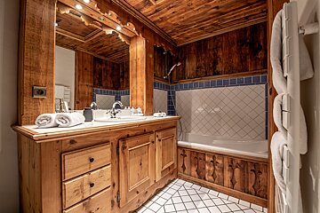 A bathroom with two sinks and a bathtub