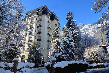 A very tall building with lots of windows and balconies