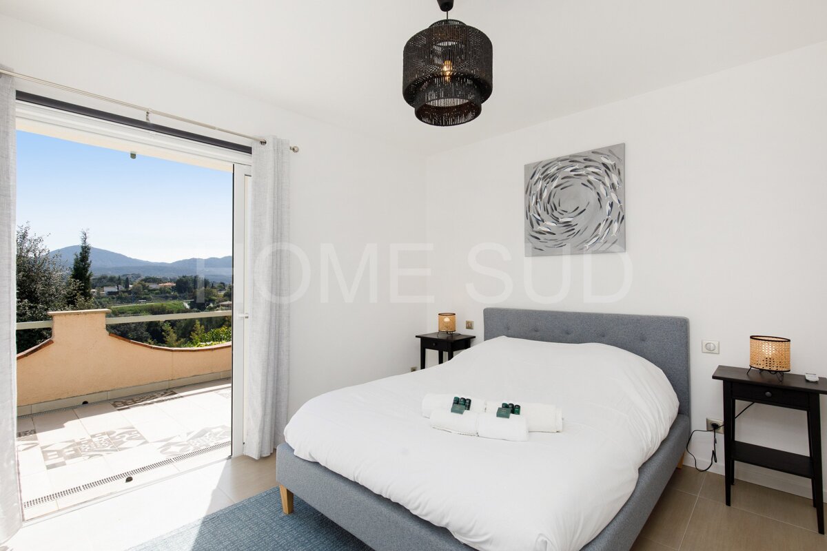 A bedroom with a bed and a painting that says home sud