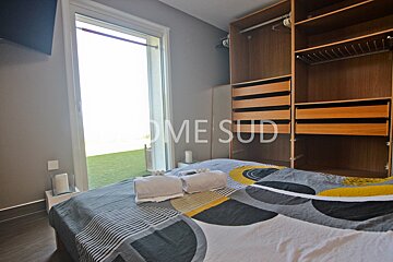 A bedroom with a bed and a closet that says home sud