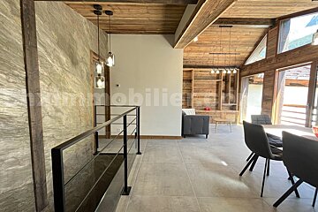 The word mobilie is on the wall of a room