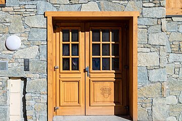 A wooden door with a sign on it that says ' l' ermitage '
