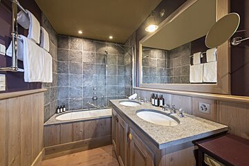 A bathroom with two sinks and a bathtub
