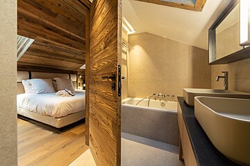 A bathroom with two sinks and a bathtub