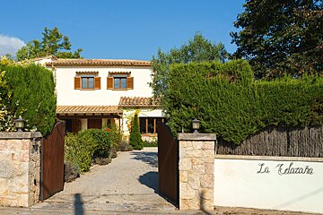 A house with a sign that says la celata on it