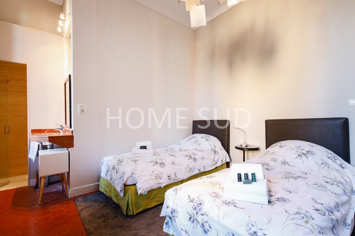 A bedroom with two beds and a sign that says home sud