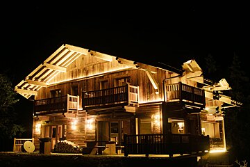 A building with a sign that says antone ski on it