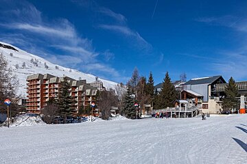 A snowy area with a sign that says ' altitude ' on it