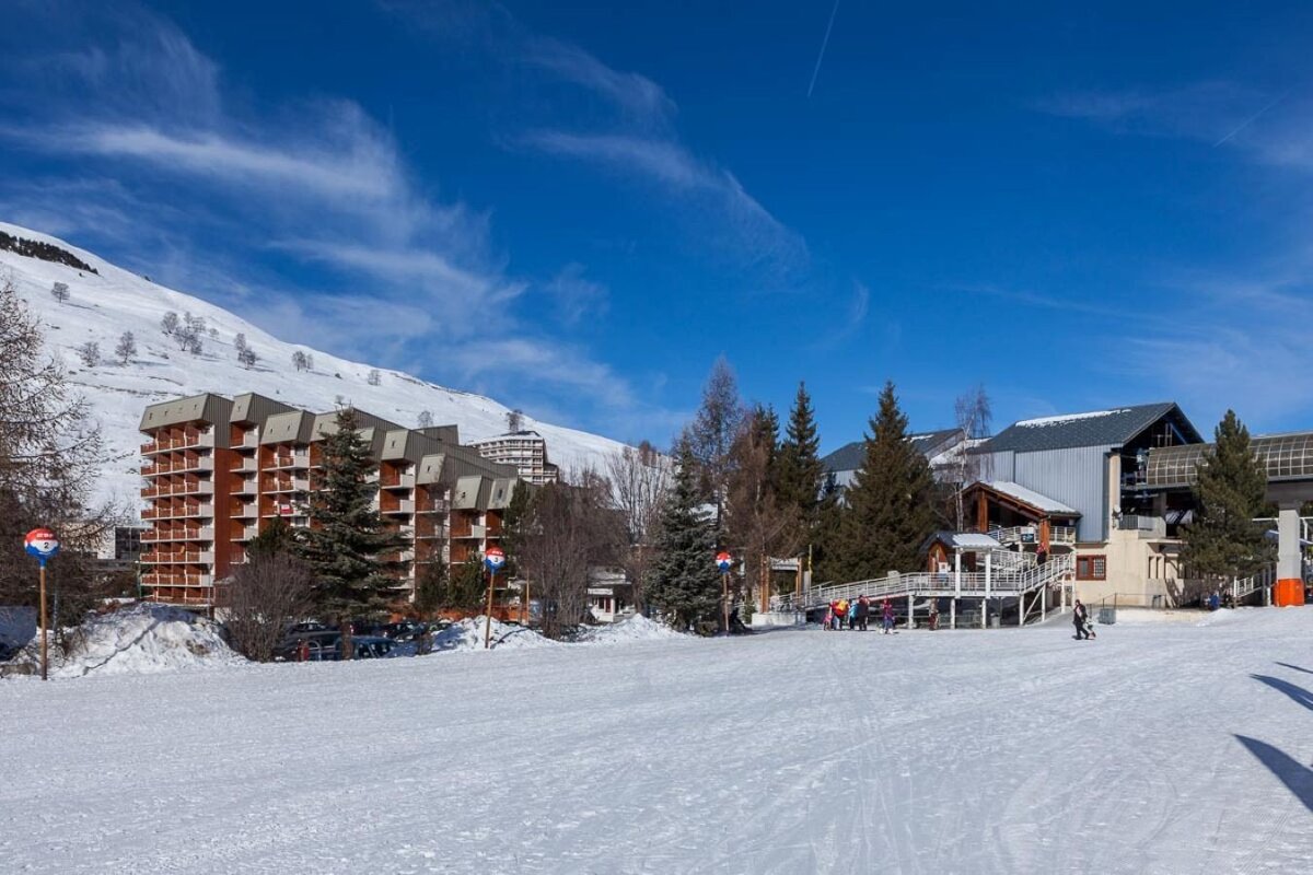 A snowy area with a sign that says ' altitude ' on it