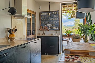 A kitchen with a sign on the wall that says amateurs des primes