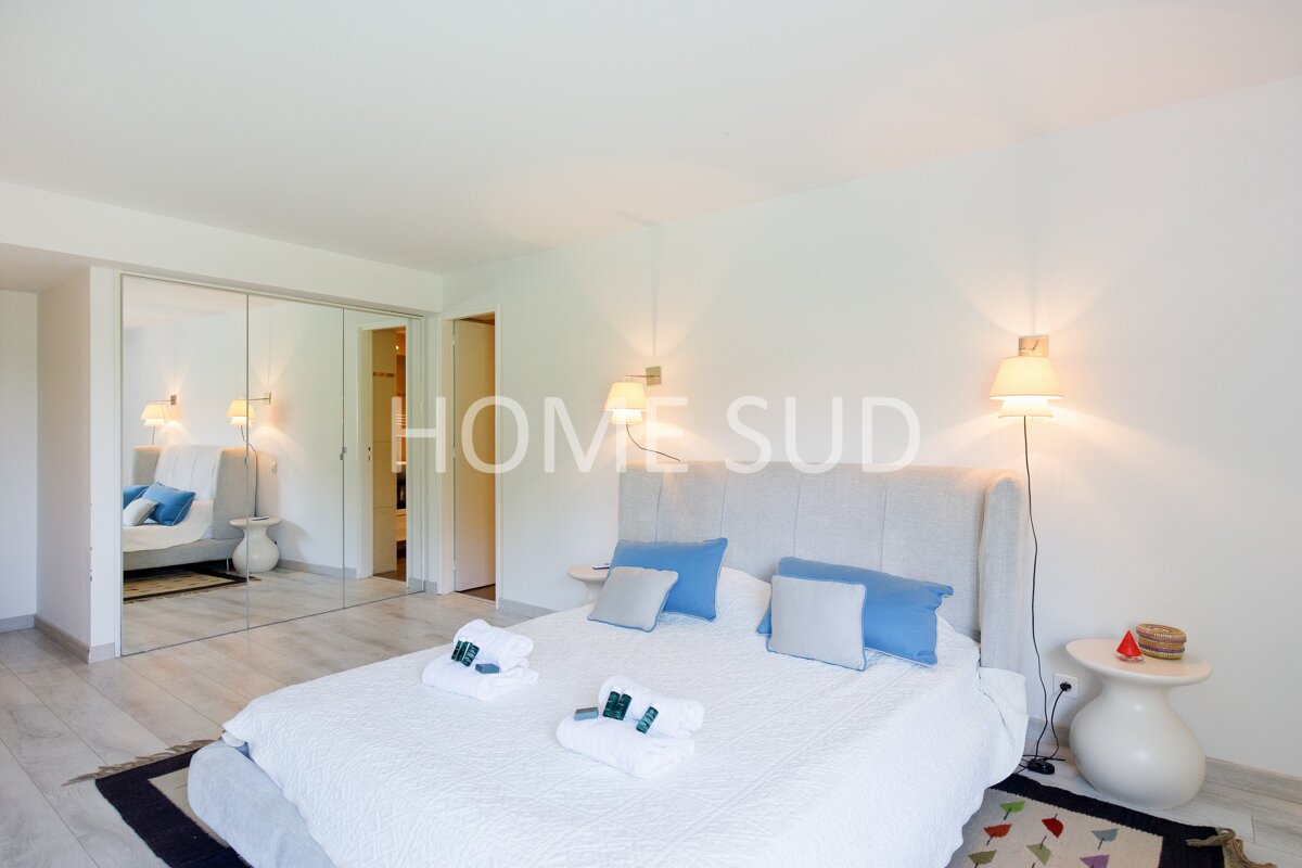 A bedroom with a bed and a sign that says home sud