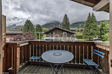 A balcony with a table and chairs and the word tempo on it