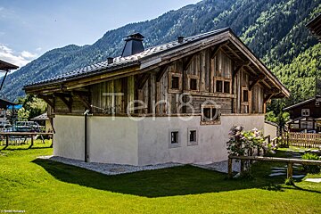 A house with the word tenda on the side of it