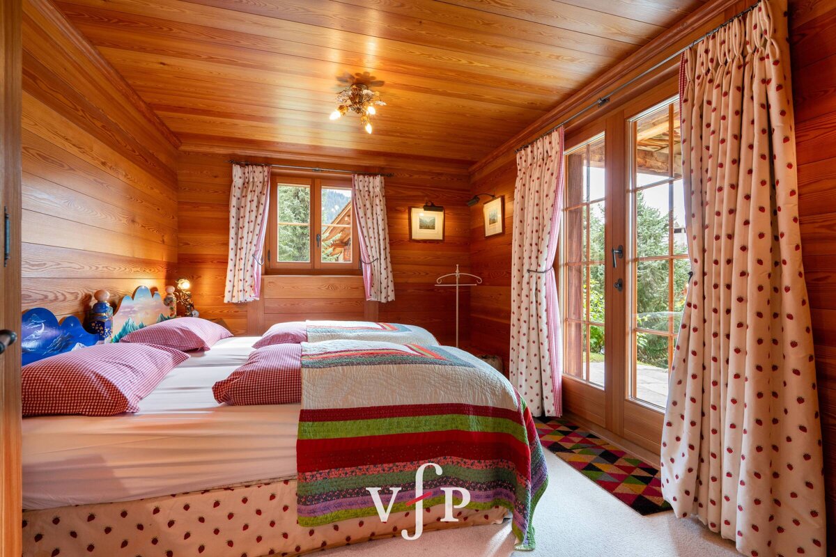 A bedroom with two beds and a sign that says vjp