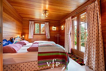 A bedroom with two beds and a sign that says vjp