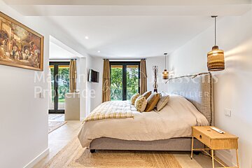 A bedroom with the word mobilier on the wall