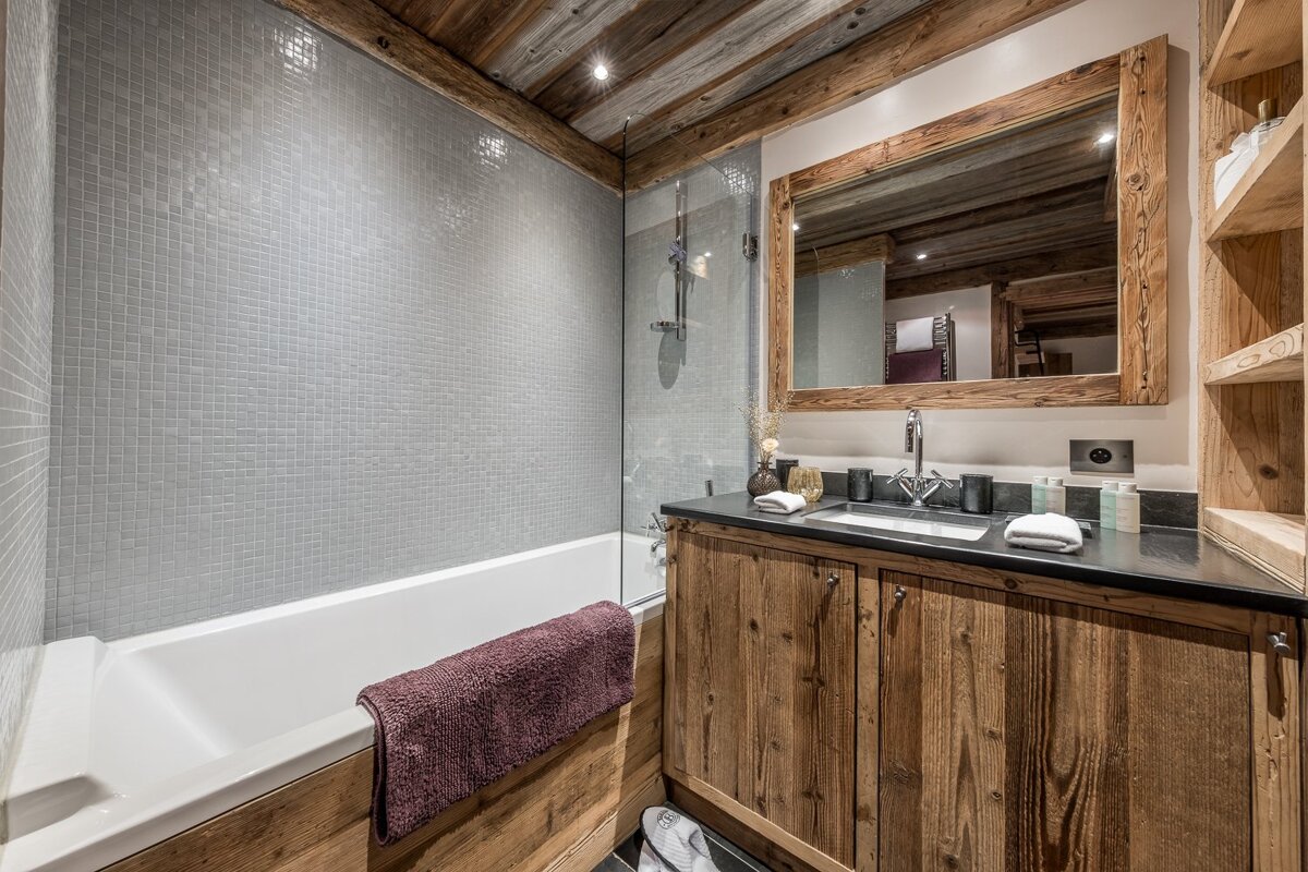 A bathroom with a bathtub and a sink