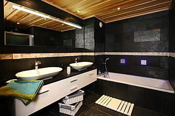 A bathroom with two sinks and a bathtub
