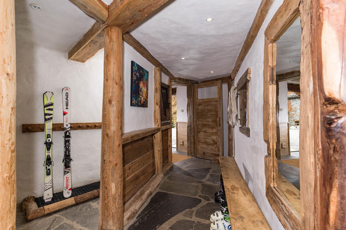 A pair of skis with the word head on them