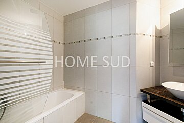 A bathroom with the word home sud on the wall