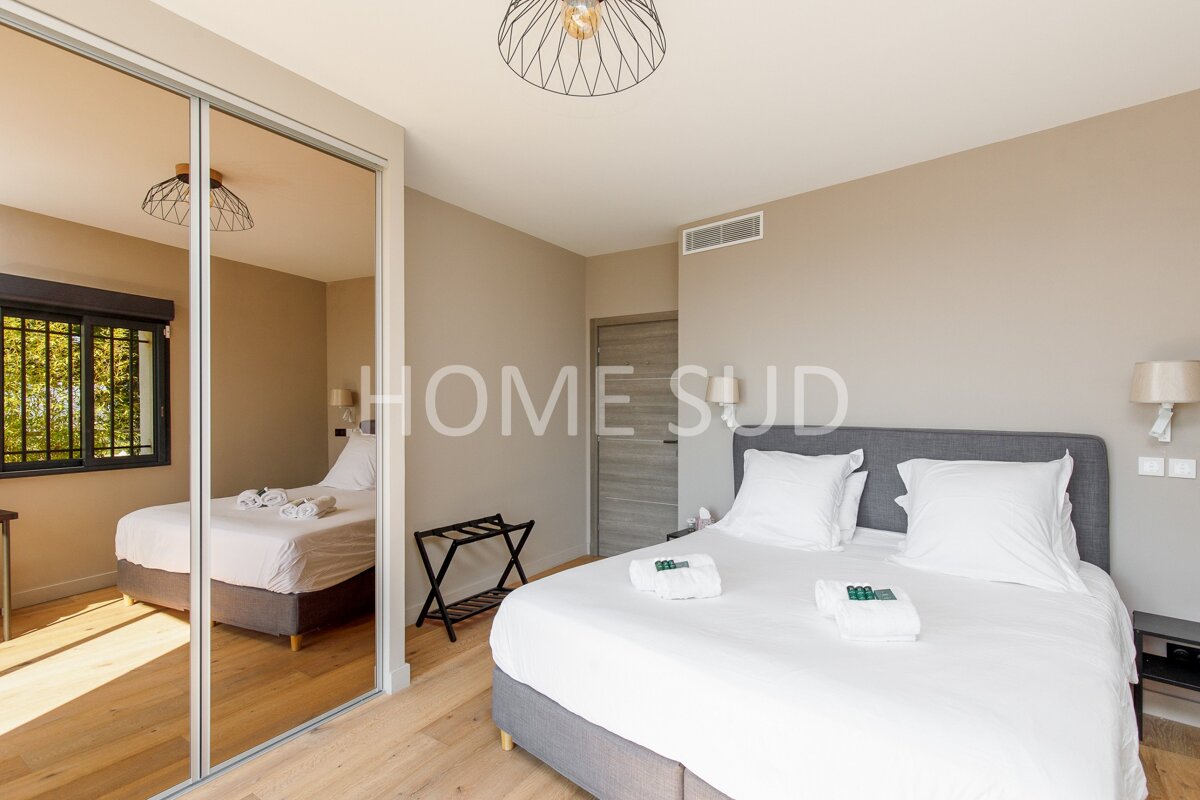 A bedroom with a large bed and a sign that says home sud