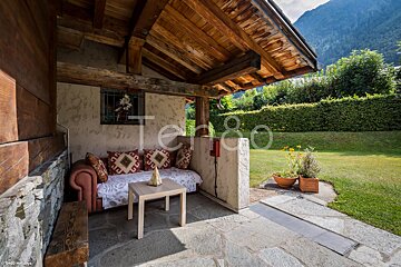 A patio with a couch and a table with the word tengo on it