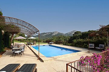 A large swimming pool with mountains in the background