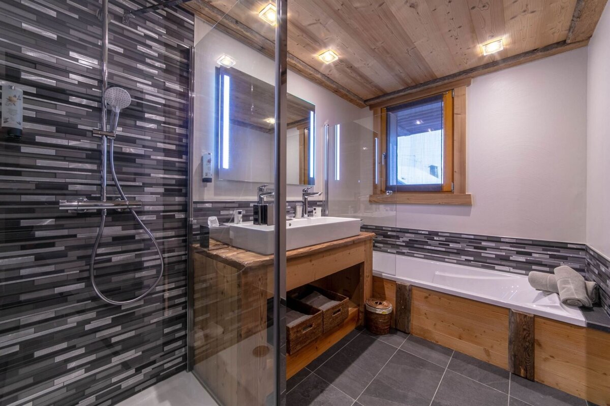A bathroom with two sinks and a bathtub