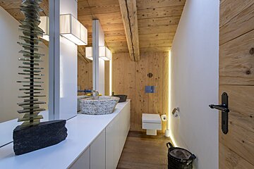 A bathroom with two sinks and a toilet