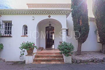 A white house with the word home on it