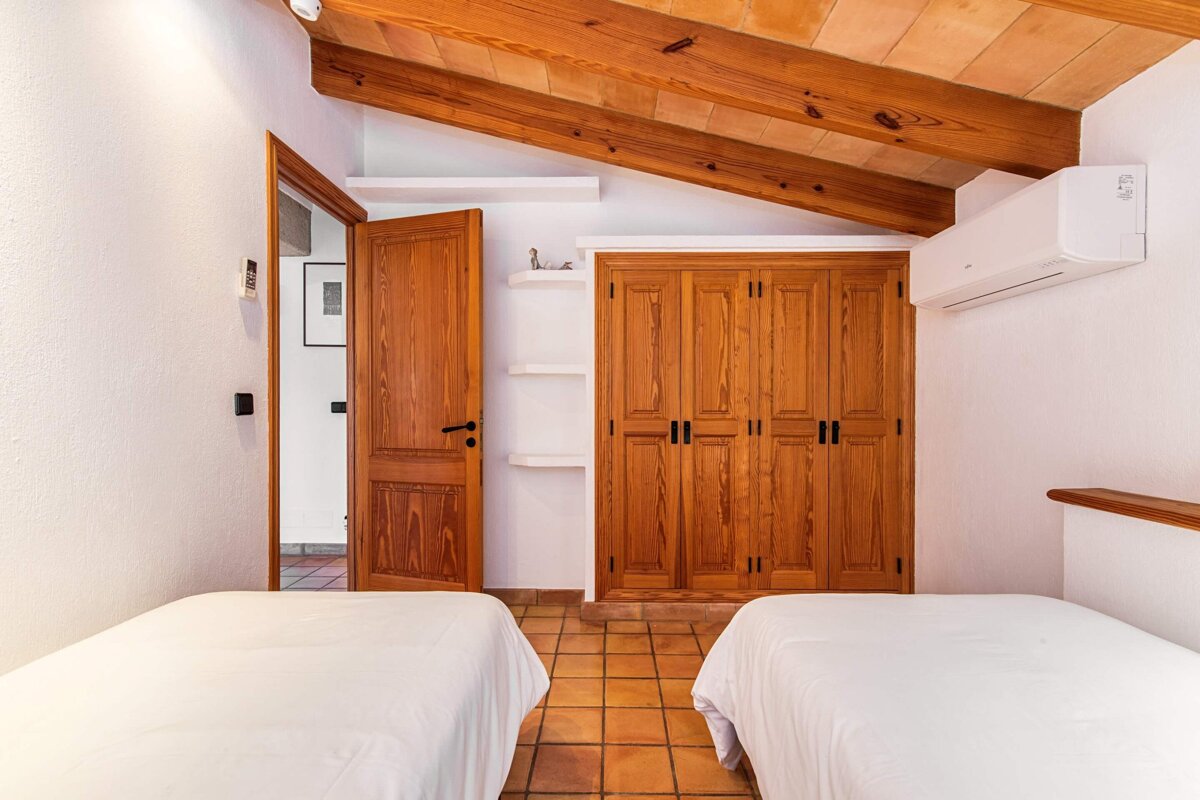 A bedroom with two twin beds and a closet