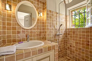 A bathroom with the word provence on the wall