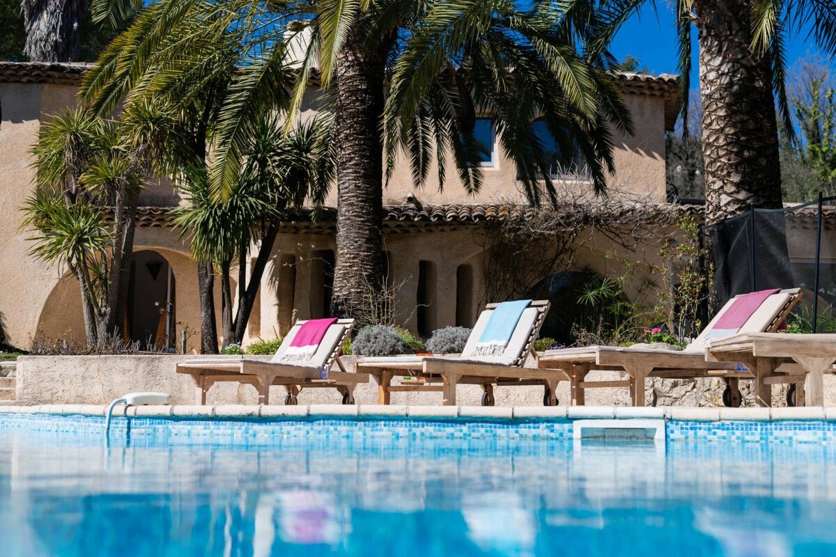 A swimming pool with a house in the background