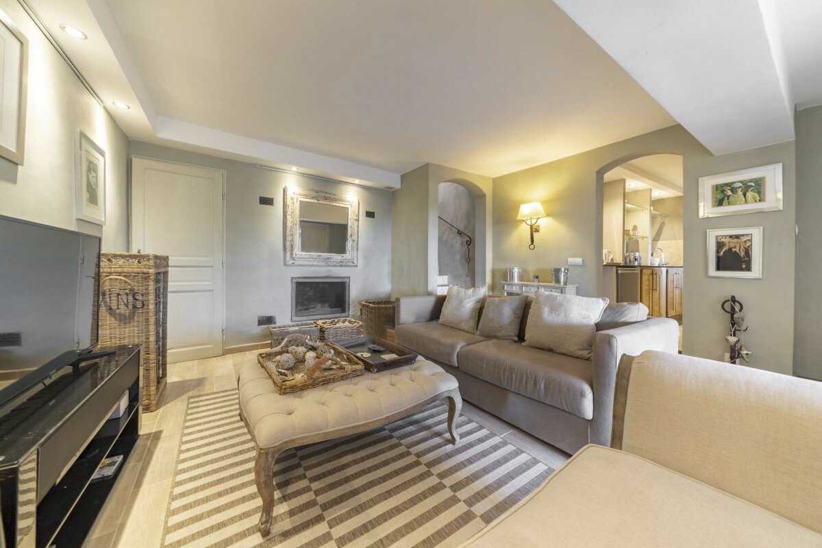 A living room with a couch a coffee table and a fireplace