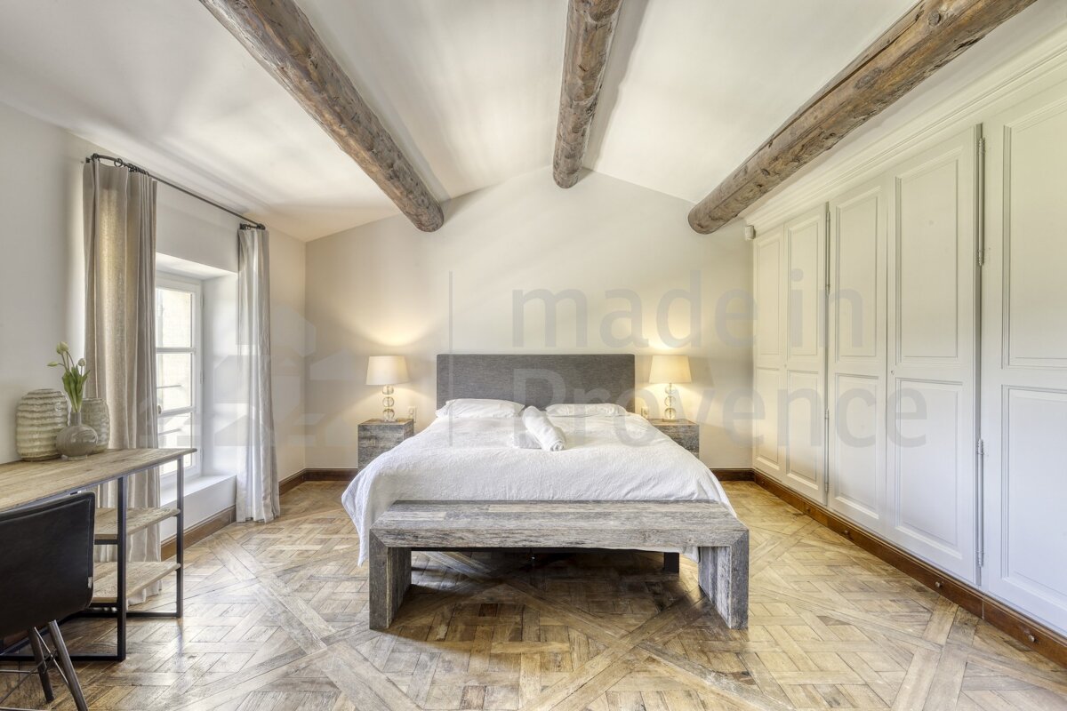 A bedroom with the word provence on the wall