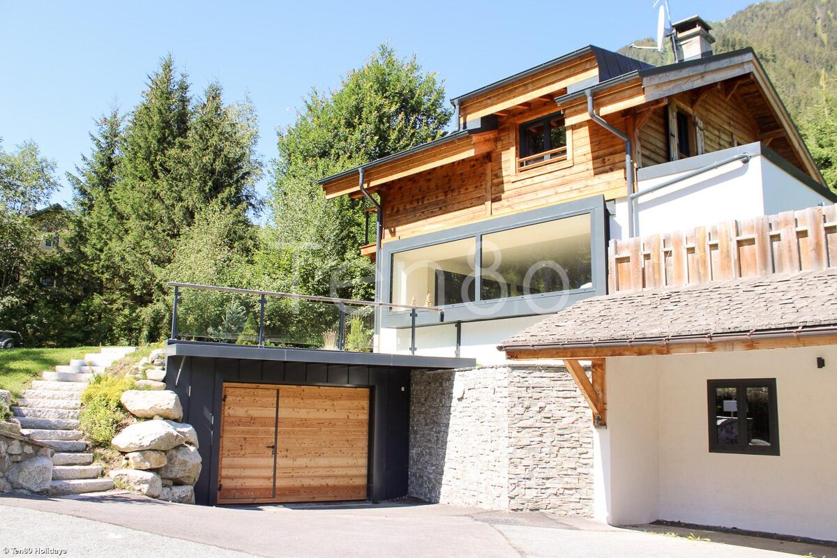 A picture of a house with the word holiday on it