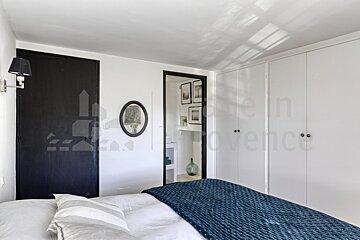 A bedroom with a blue blanket on the bed
