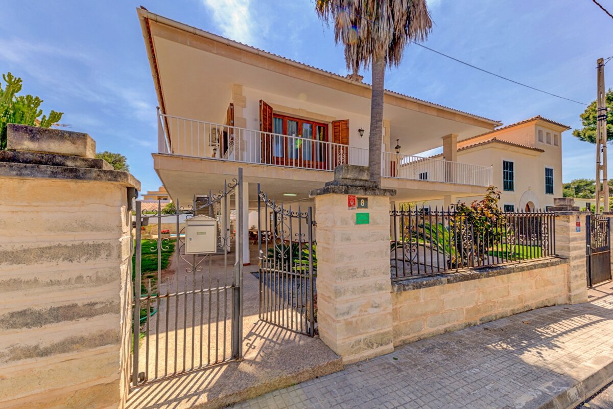 A house with the number 8 on the front of it