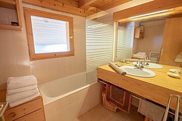 A bathroom with two sinks and a bathtub