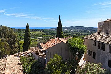 A small village with a view of the ocean and mountains