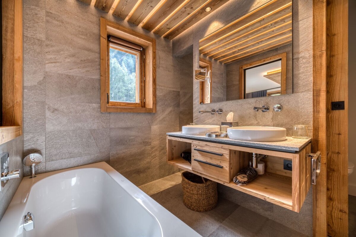A bathroom with two sinks and a bathtub