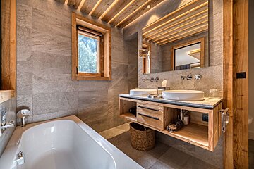 A bathroom with two sinks and a bathtub